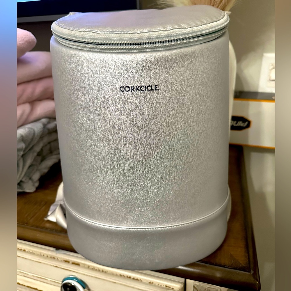 CORKCICLE wine backpack color